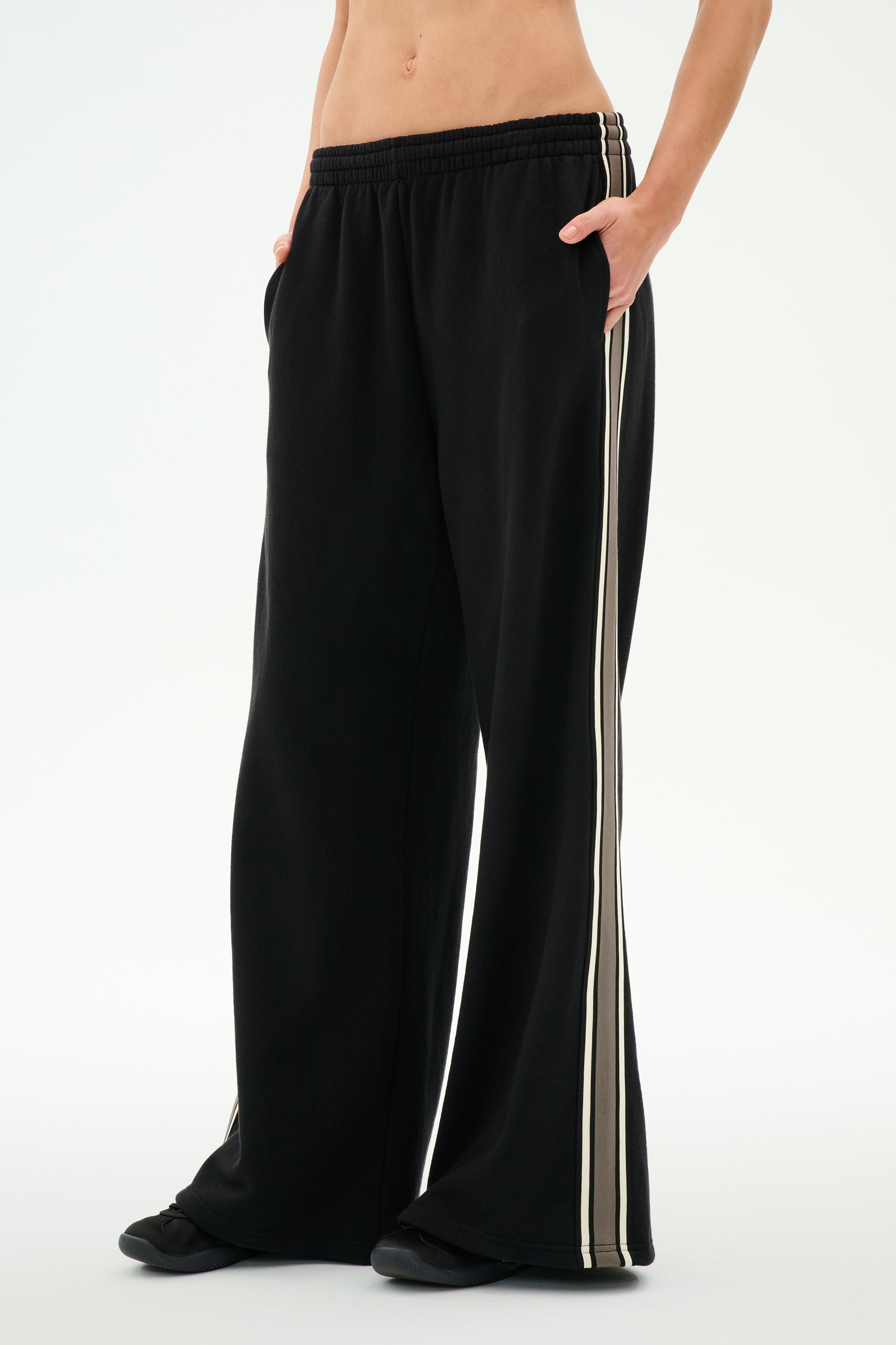 Dallas French Terry Wide Leg Sweatpant - Black/Lentil – SPLITS59