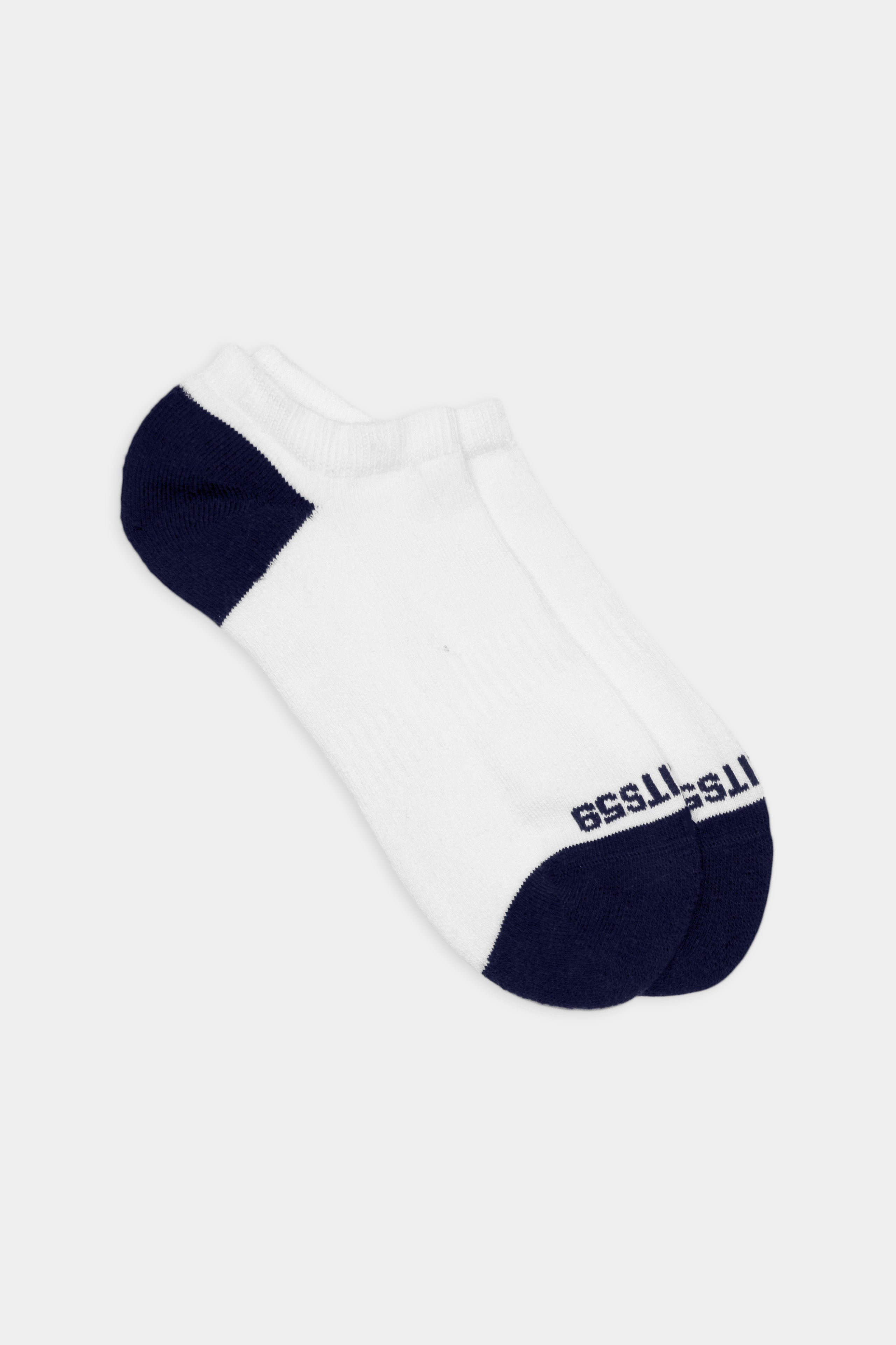 The SPLITS59 Logo Ankle Socks in White/Indigo feature a retro look with navy blue heels and toes and text on the toe area.