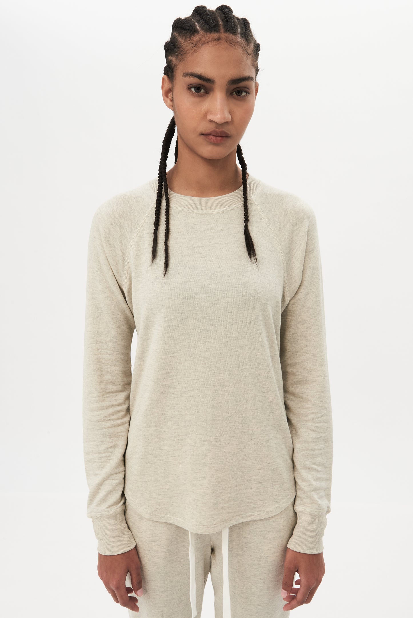 The women's Warm Up Fleece Sweatshirt in Heather Oat is sport inspired, featuring Los Angeles vibes by SPLITS59.